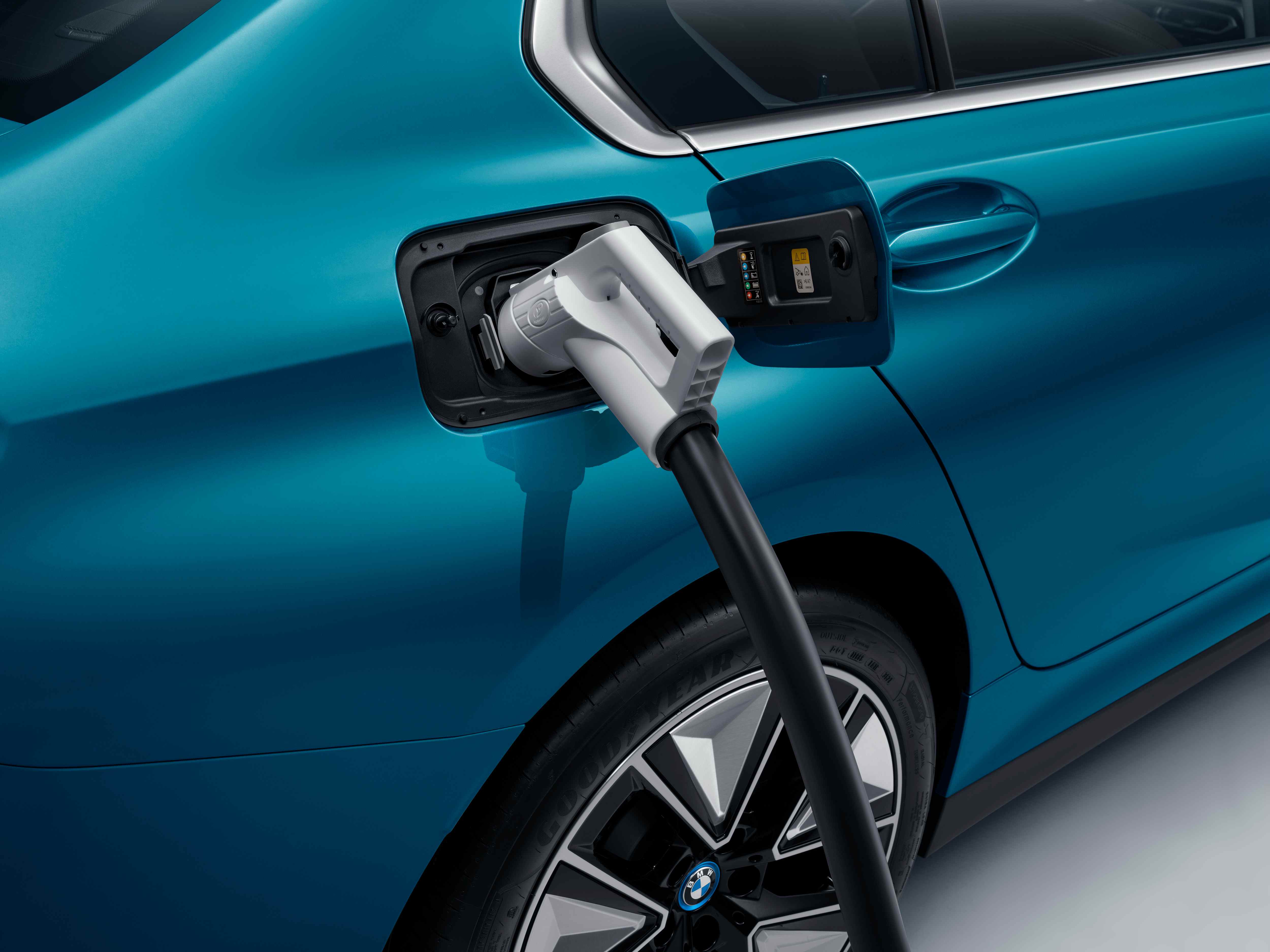 BMW推出首款纯电动中型运动轿车，集团电动化攻势再下一城