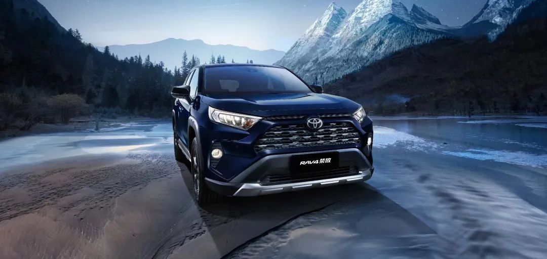 新款RAV4荣放上市，17.58万元起售，对手压力再增！