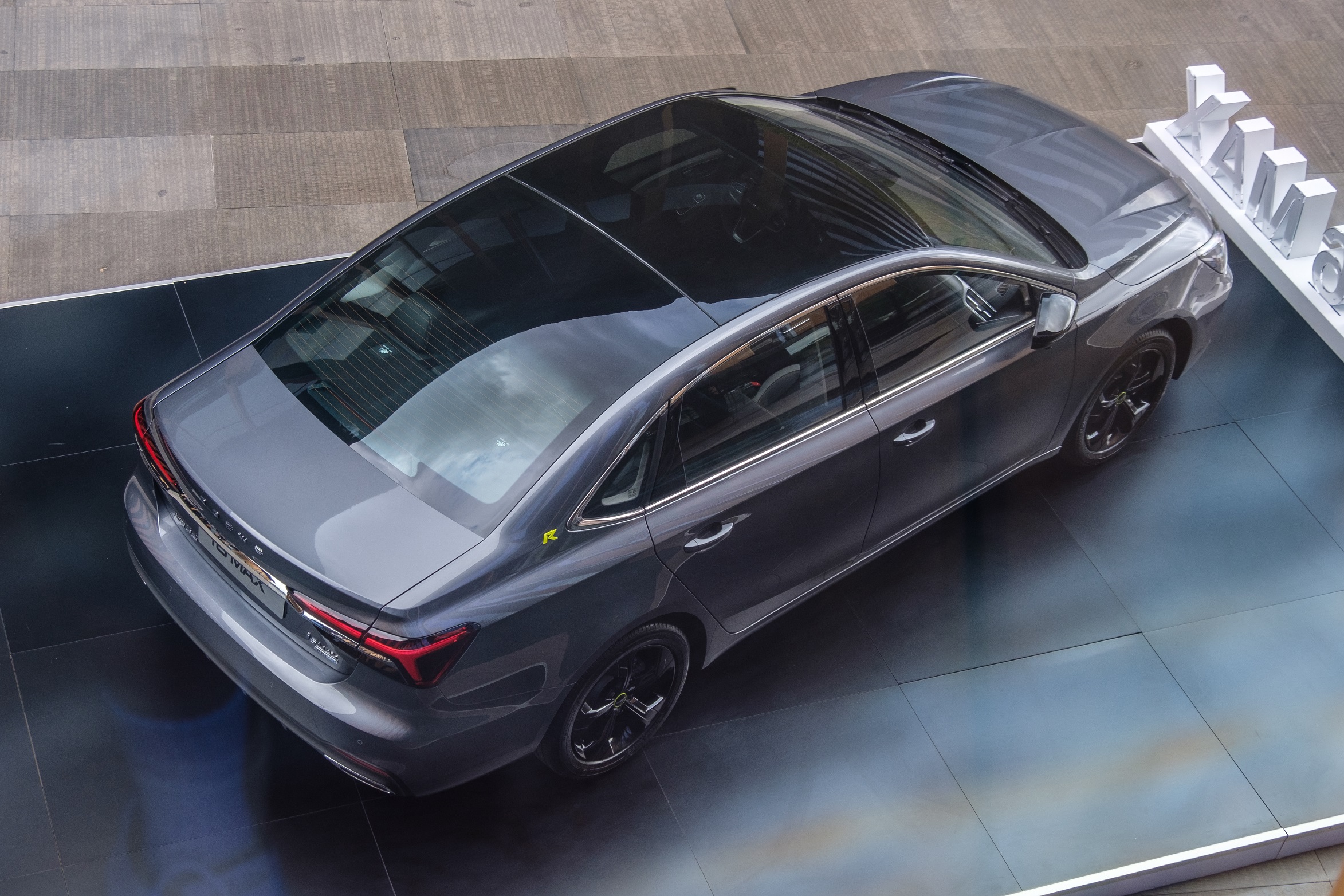 搭载3平方米全景天幕 荣威i6 max 10月上市 |汽势新车