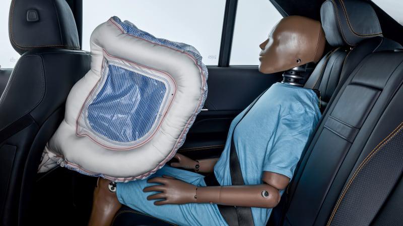 从上图我们可以看出,全新奔驰s级所使用的安全气囊被安装在了前排座椅