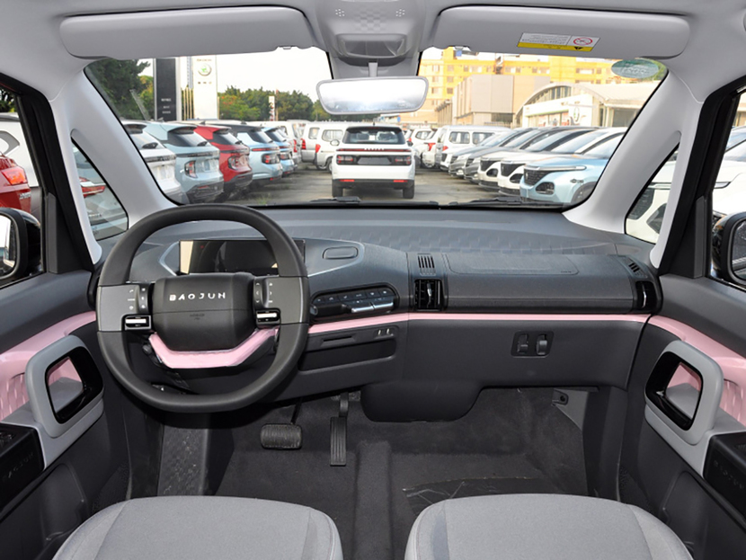 新宝骏e300的内饰设计非常的简约,你没有看错它只有一块显示屏.