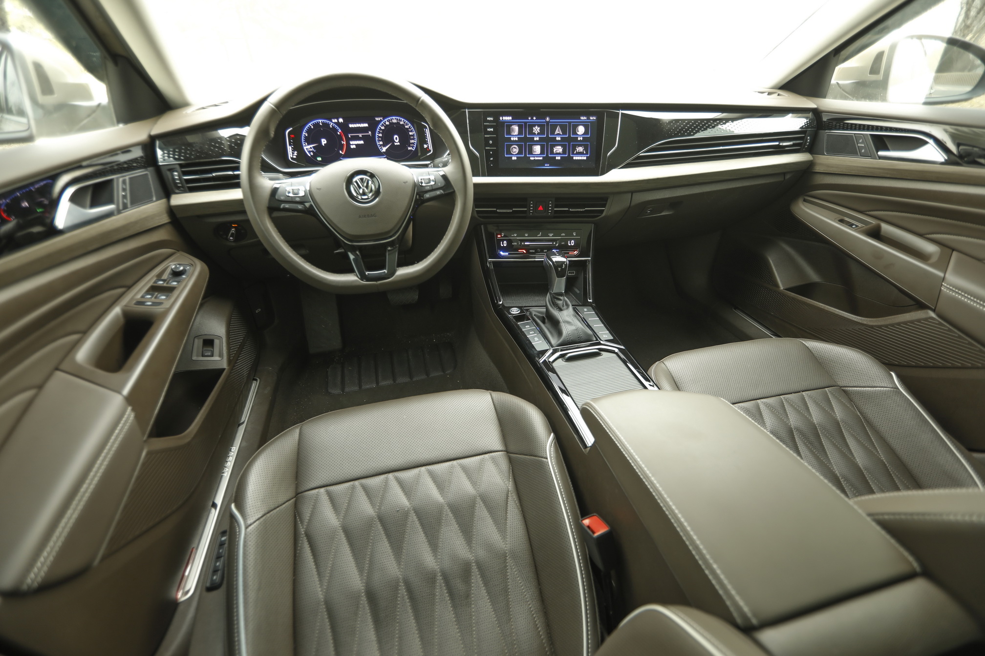 精炼的实用试驾上汽大众帕萨特2020款改款330tsi豪华型俞昆炫车