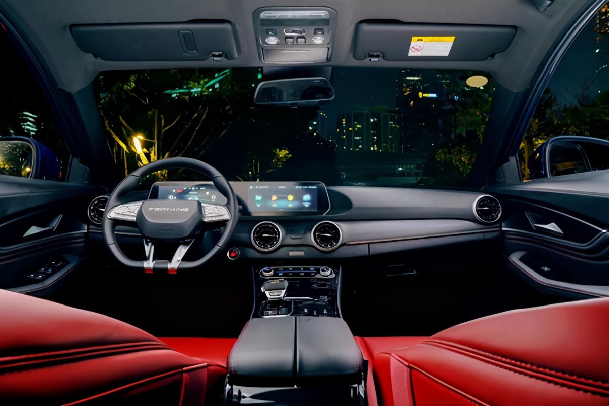 风行t5 evo内饰设计起来是很有科技感,内饰更是搭载了双10.