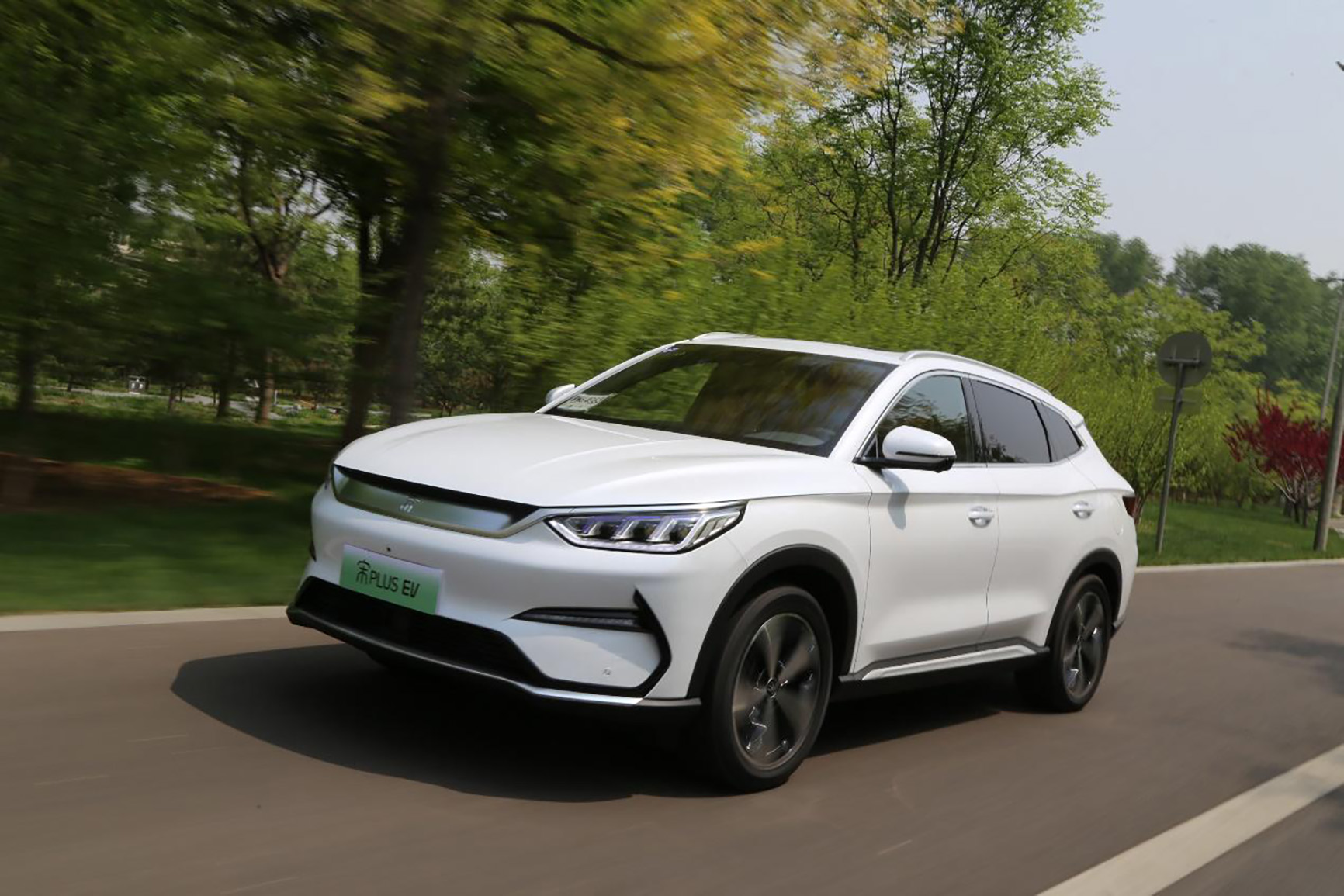 试驾比亚迪宋plus ev:轻踩一下油门踏板,车就往前蹿|火星说车-独家