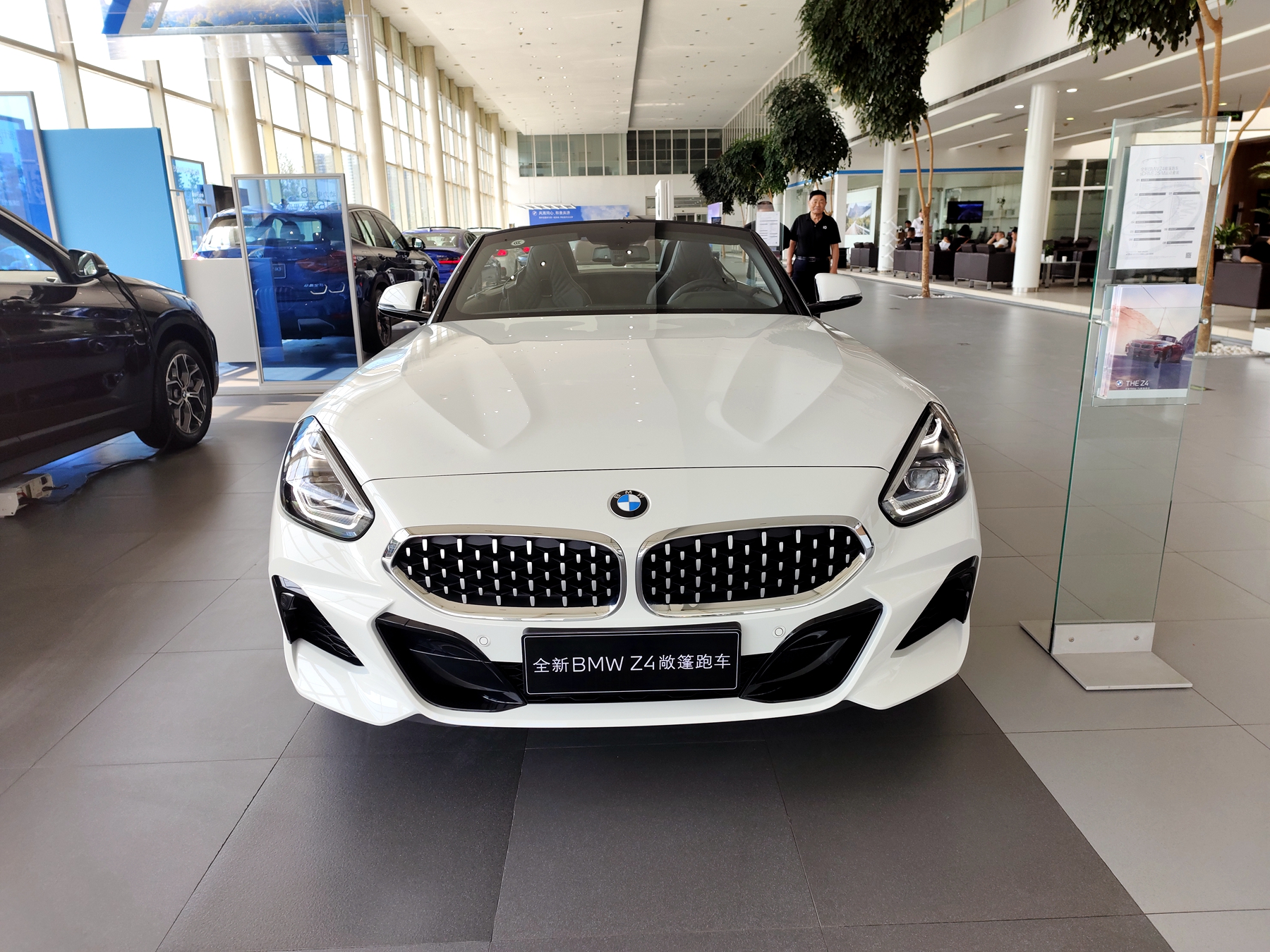 跑车范儿十足 实拍宝马z4最低配 敞篷是精髓|小号撩车-独家资讯-汽势