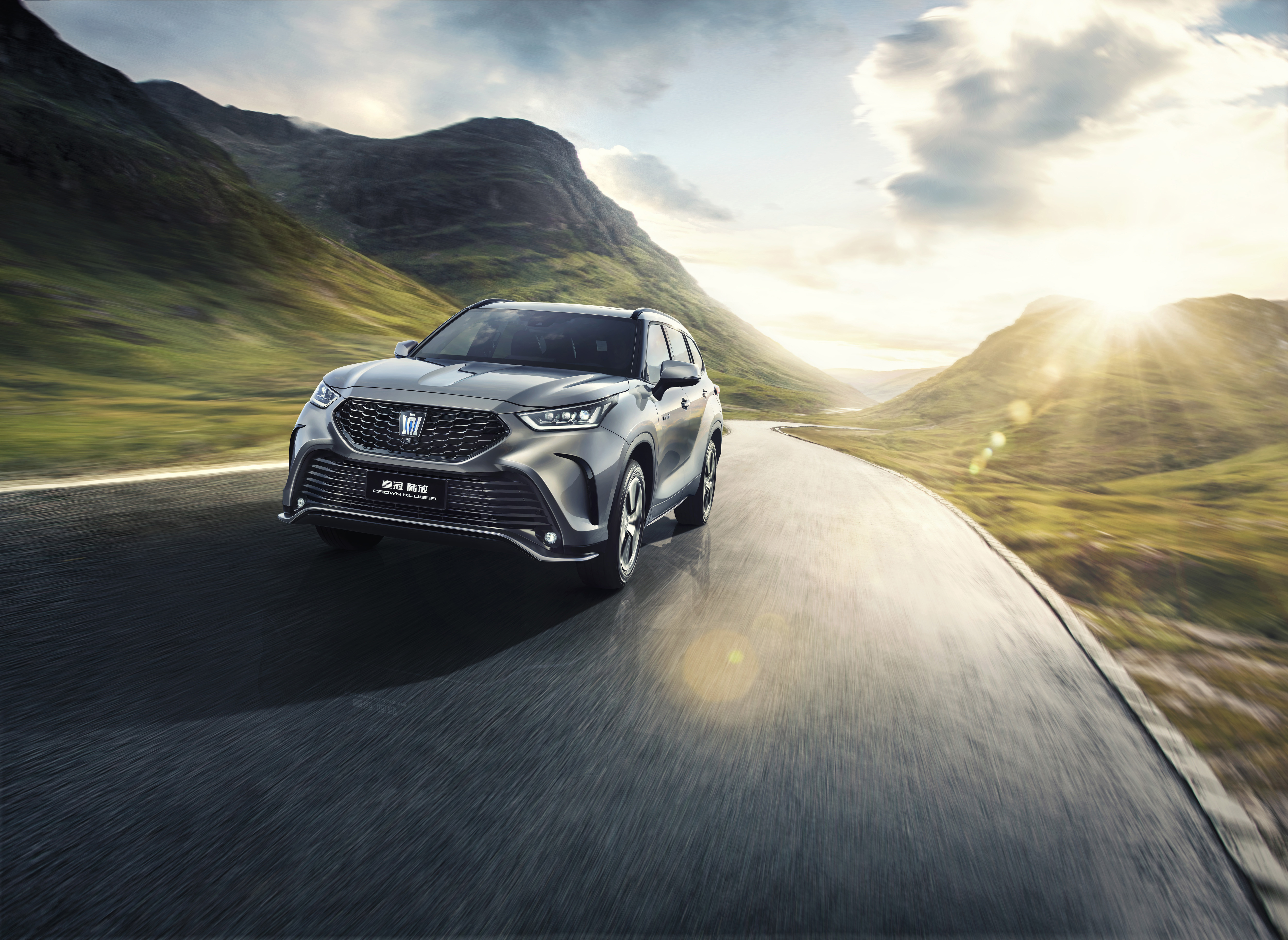 悬挂皇冠logo,全系搭载混动系统,丰田皇冠陆放怎么选才值?