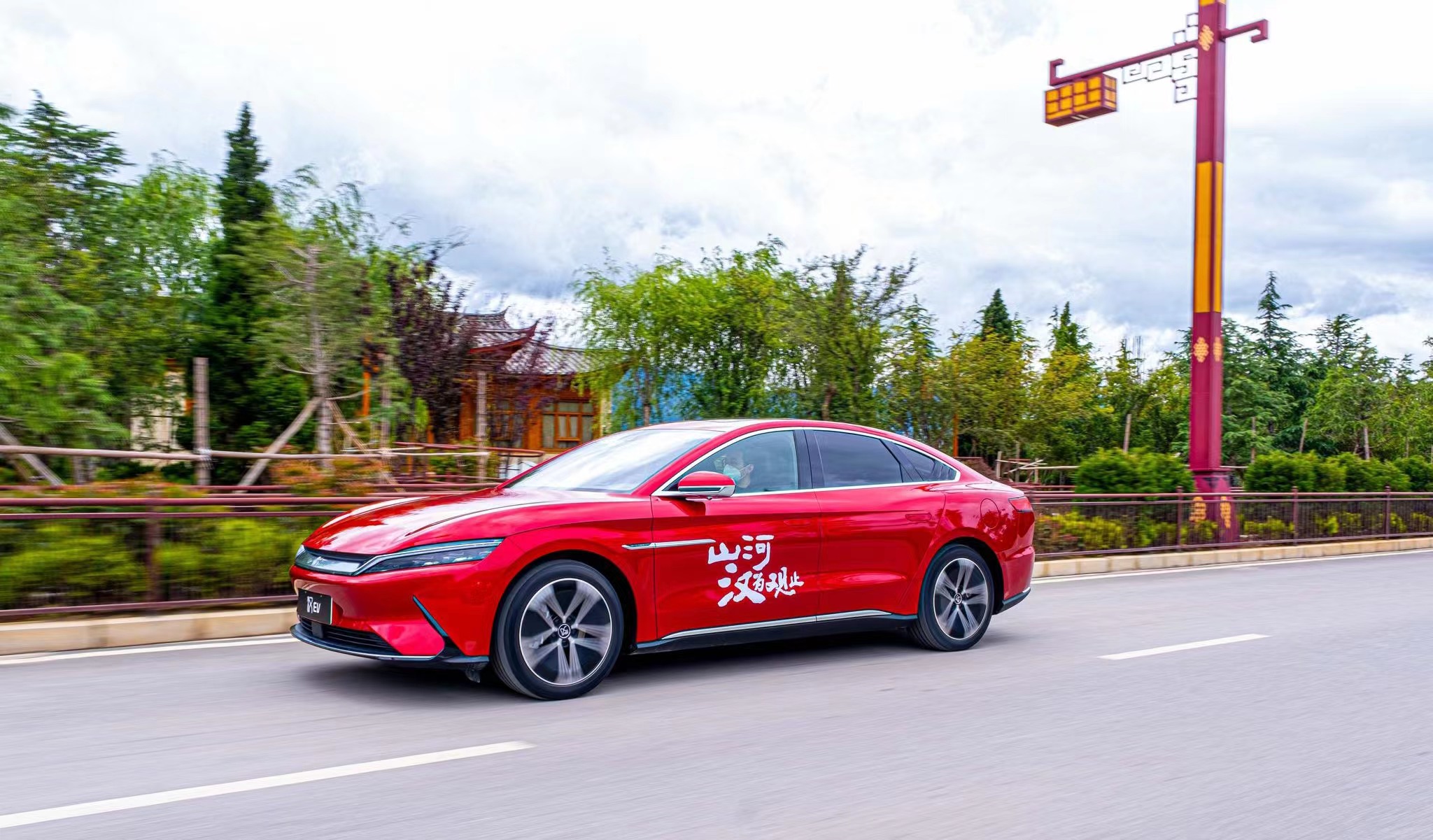 都是比亚迪的旗舰车型海豹和汉ev哪个更值得买驾春秋