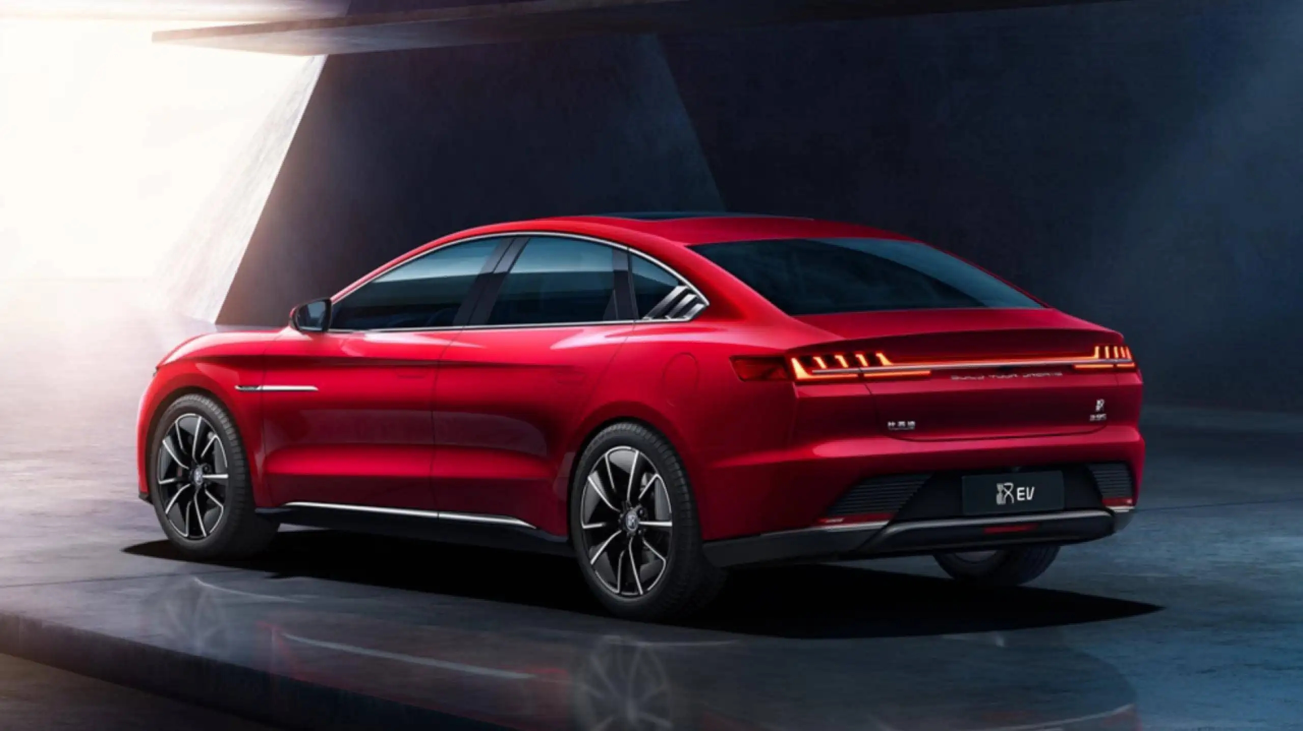 都是比亚迪的旗舰车型海豹和汉ev哪个更值得买驾春秋