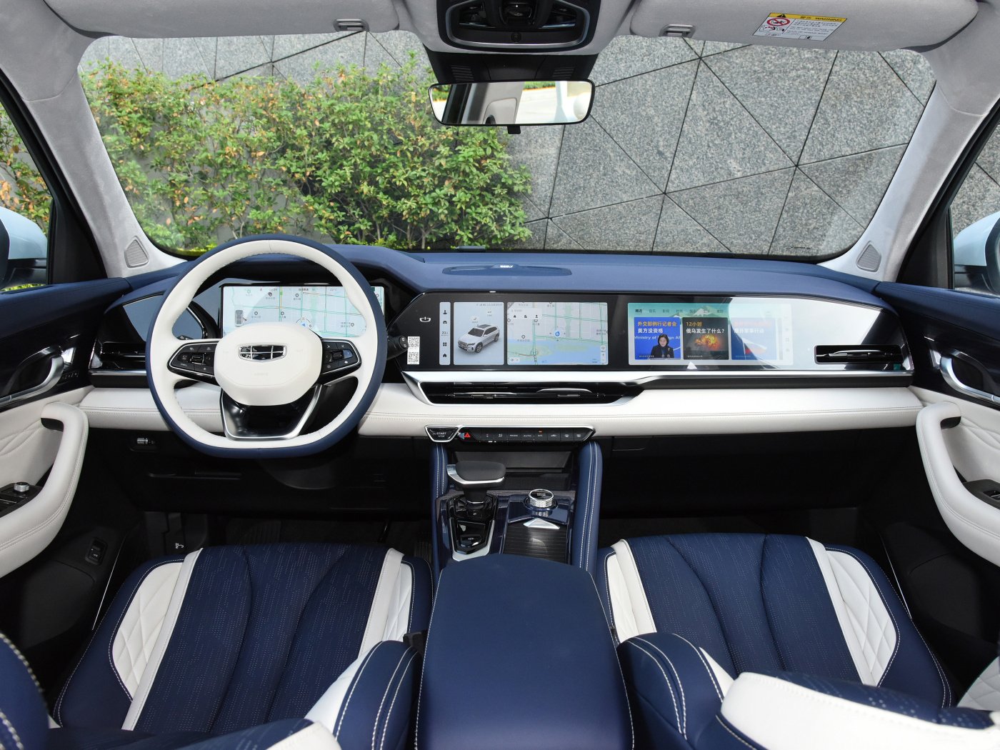 星越l不仅有360度全景影像,还有上帝之眼540度透明底盘,配合并线辅助