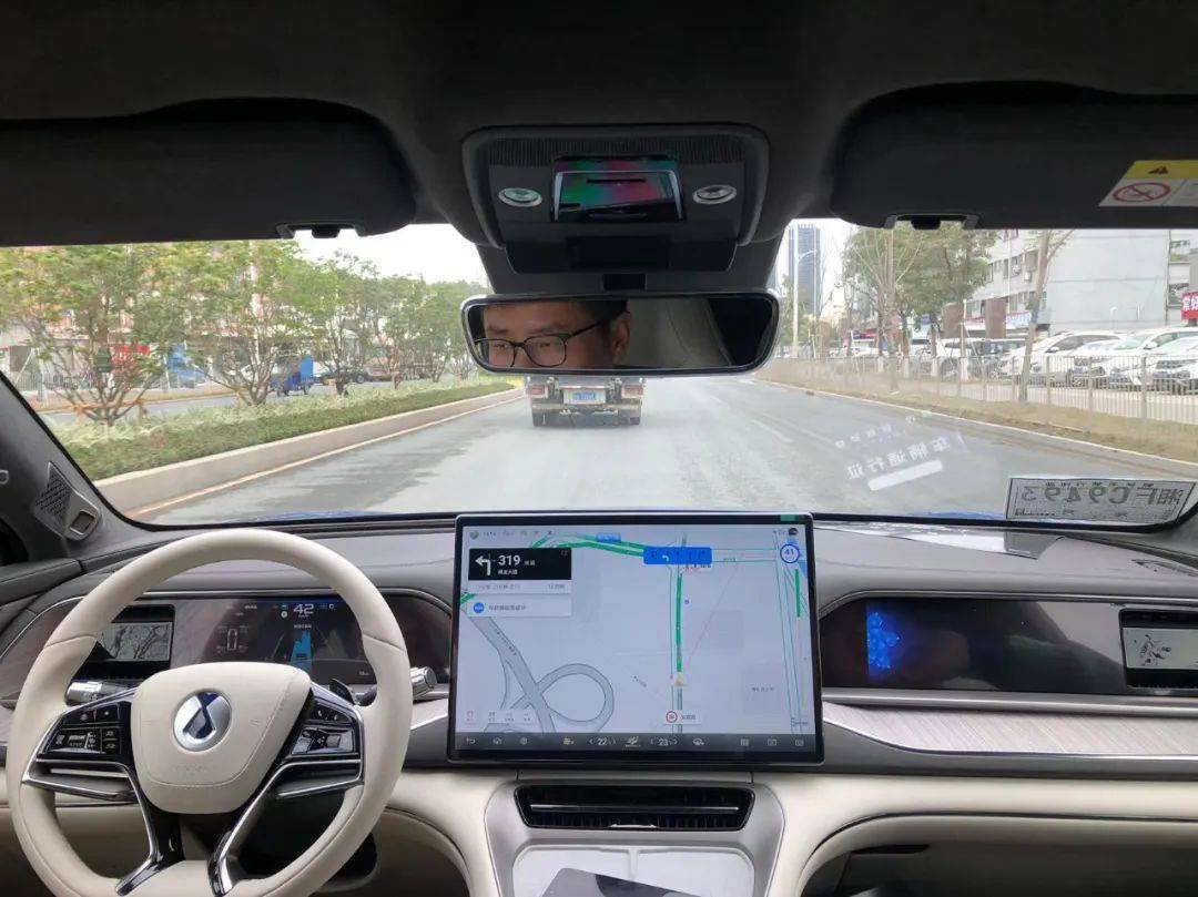 比亚迪秀智能 自动泊车20秒级一把过 闹市智驾堪比老司机 | 车壹圈